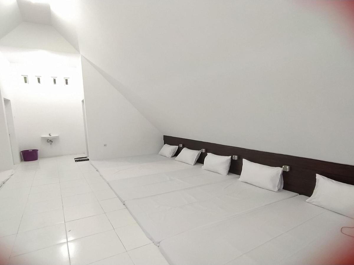Seger Nusantara Hostel Kalisat Exterior photo
