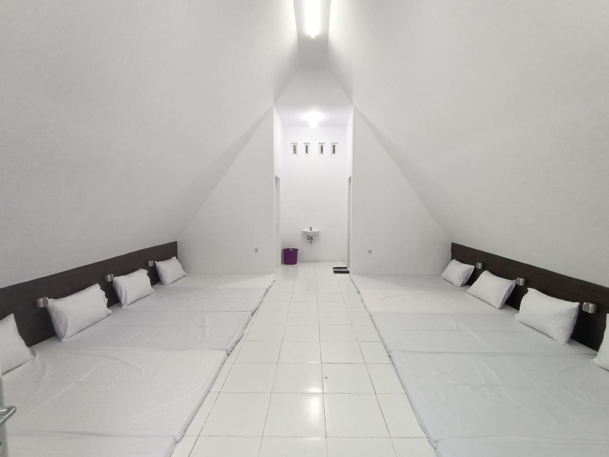 Seger Nusantara Hostel Kalisat Exterior photo